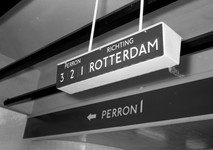 153263 Afbeelding van een richtingaanduidingsbord in het N.S.-station Schiedam te Schiedam.